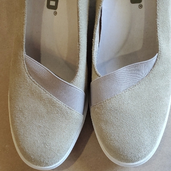 Tsubo Damira SuedeTan Wedge Slip-Ons with Elastic Panels. Never Worn 8.5 - Picture 8 of 11